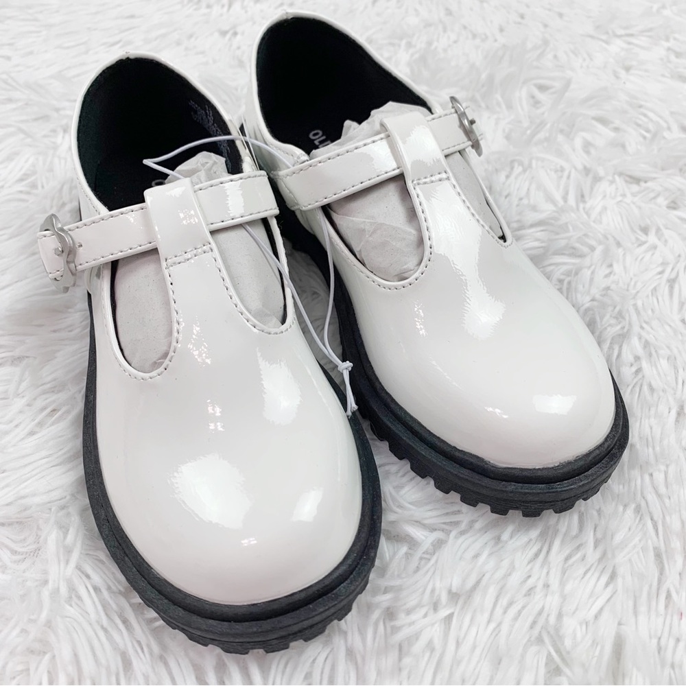 Old Navy girls Chunky heel patent‎ leather Mary Jane shoes in white